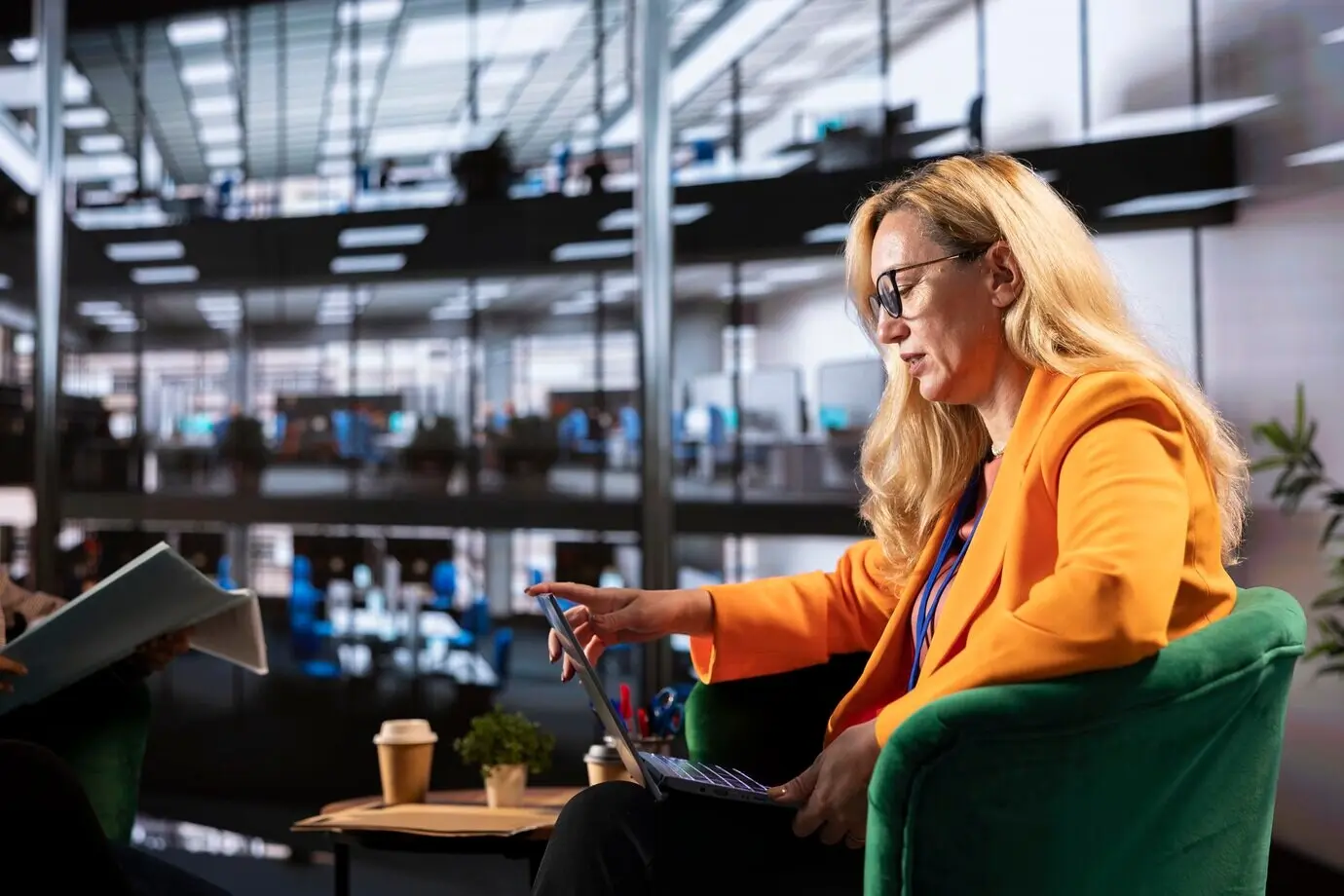 Мультикультурная группа деловых женщин на совещании высокого уровня.