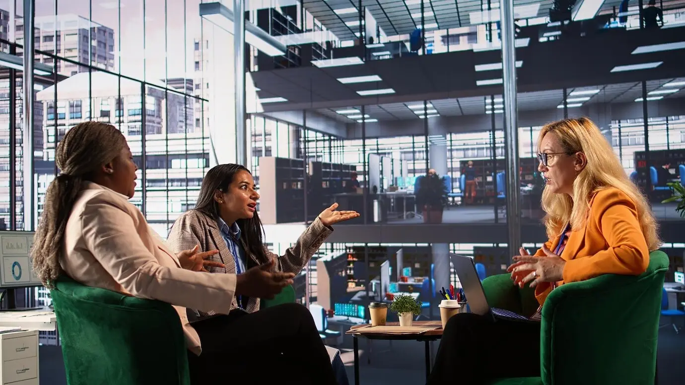 Разъярённая и недовольная женщина-директор швыряет бумаги в своих сотрудников.